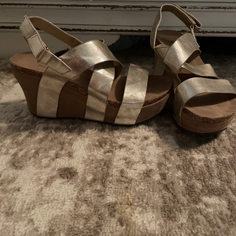 Pierre dumas wedge in gold, size 9